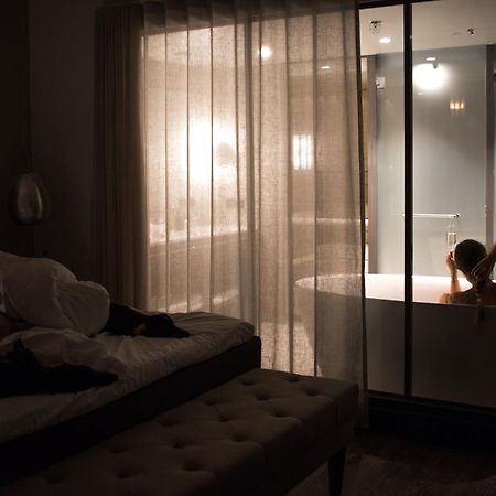 Lapland Hotels Bulevardi Helsinki Esterno foto A woman in a hotel room
