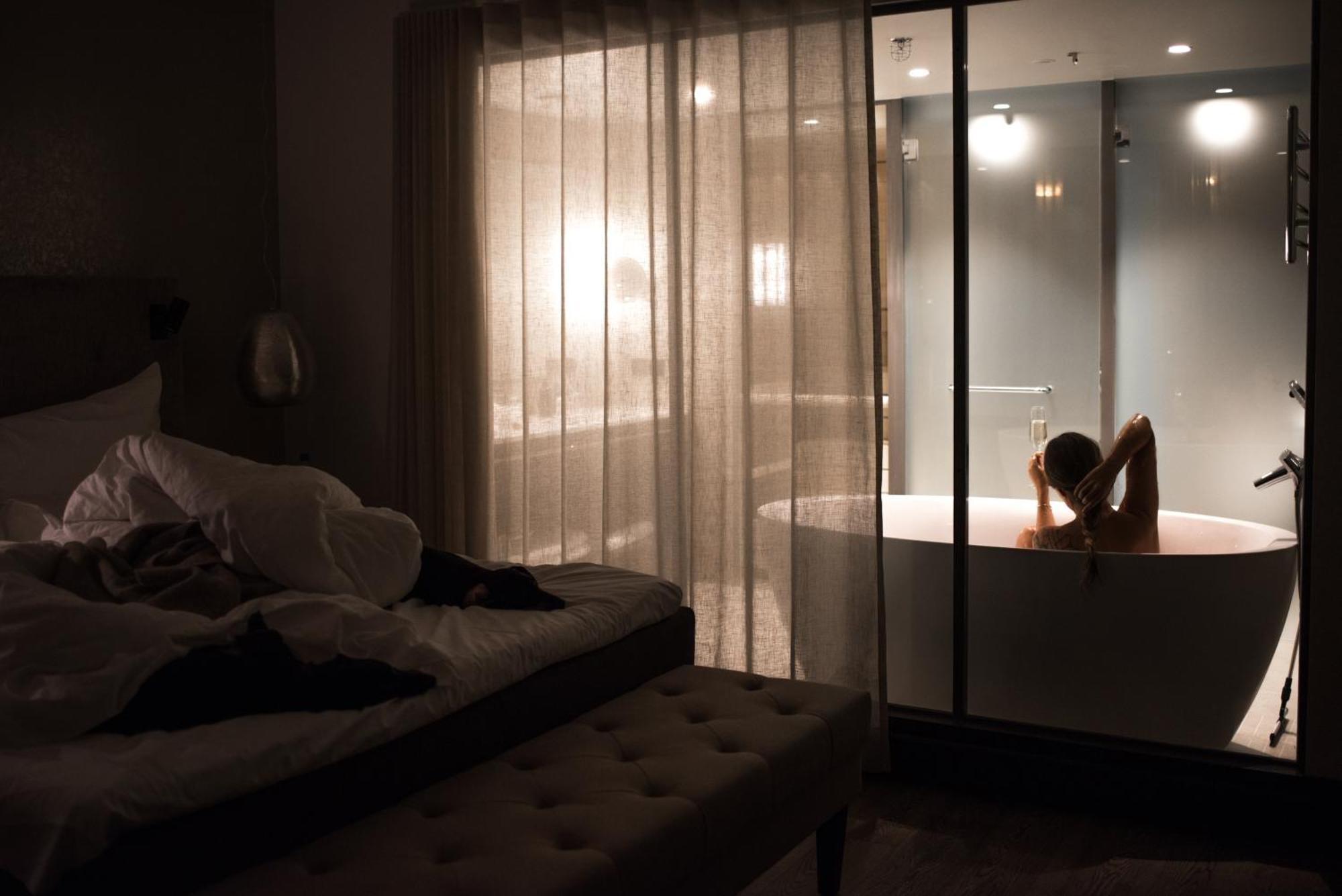 Lapland Hotels Bulevardi Helsinki Esterno foto A woman in a hotel room